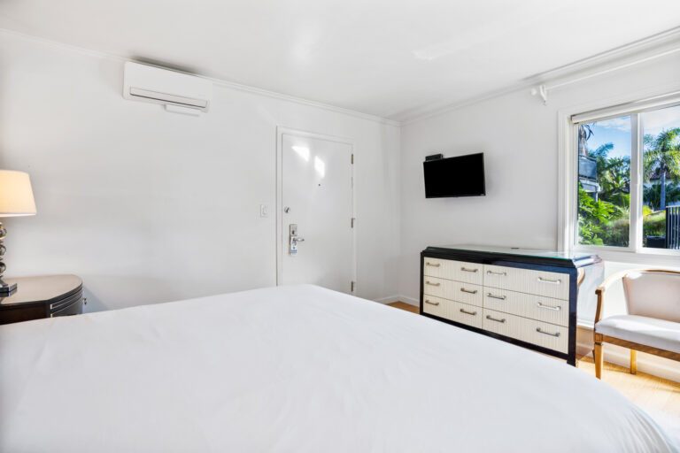 Newly Renovated Room - King Room - Pacific Crest Hotel