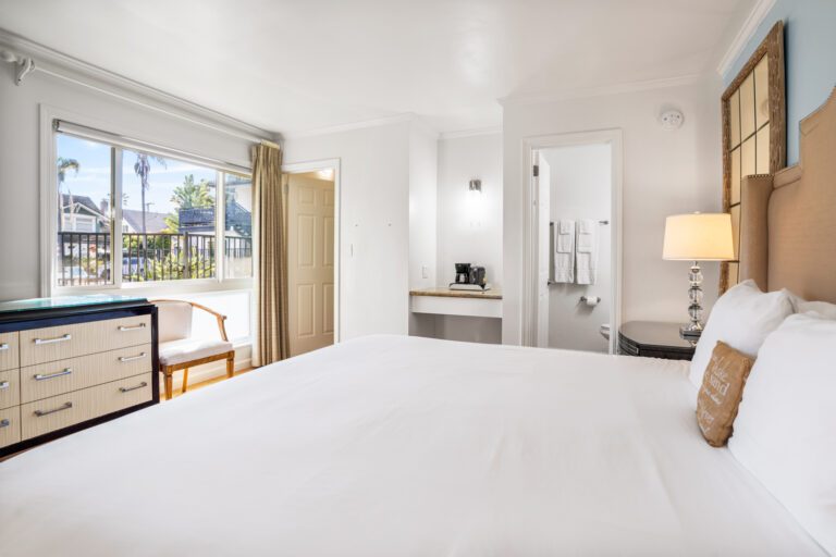 Newly Renovated Room - King Room - Pacific Crest Hotel
