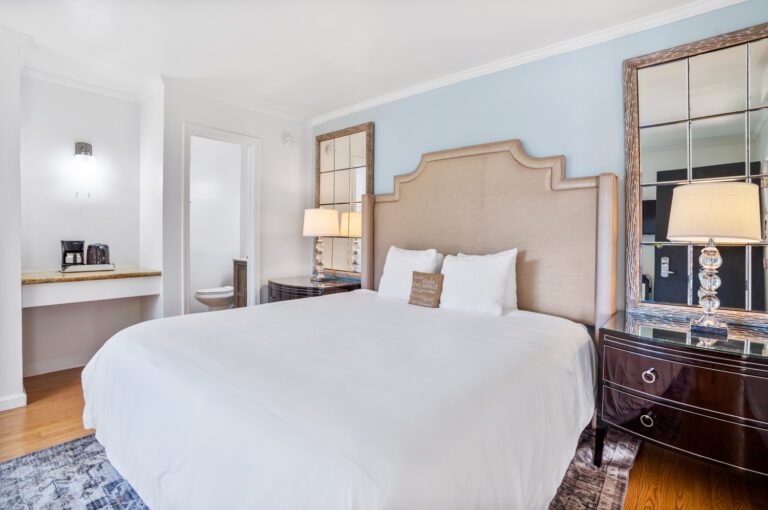 Newly Renovated Room - King Room - Pacific Crest Hotel