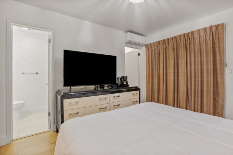 Newly Renovated Room - Queen Room - Pacific Crest Hotel