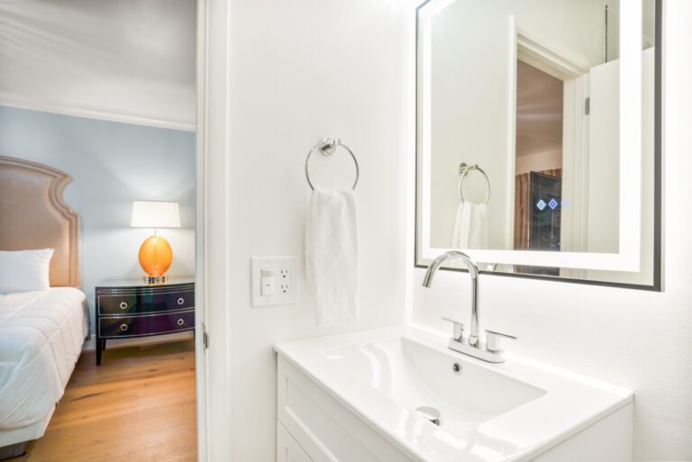 Newly Renovated Room - Queen Room - Pacific Crest Hotel