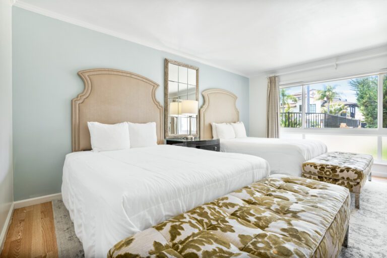 Newly Renovated Room - Double Queen Room - Pacific Crest Hotel