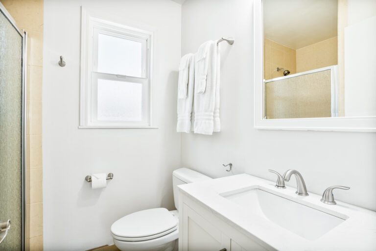 Newly Renovated Room - Double Queen Room - Pacific Crest Hotel