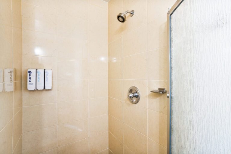 Newly Renovated Room - Double Queen Room - Pacific Crest Hotel