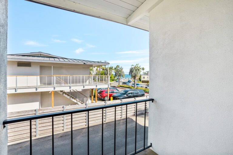 Newly Renovated Room - King Room Balcony - Pacific Crest Hotel