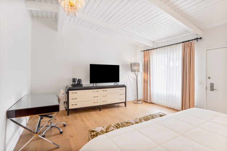 Newly Renovated Room - King Room Balcony - Pacific Crest Hotel