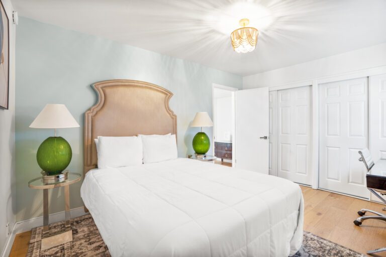 Newly Renovated Room - Double Queen Room - Pacific Crest Hotel