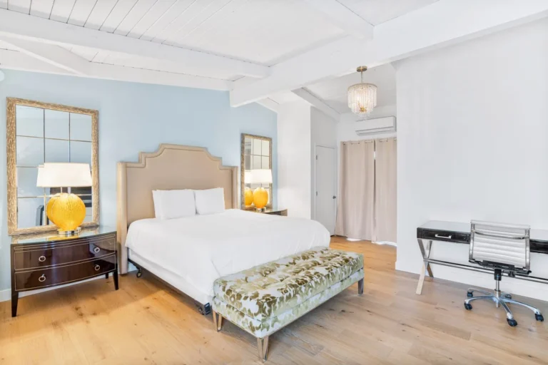 Pacific Crest Hotel, room
